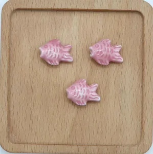 Perline a pesce in ceramica rosa smaltata per gioielli fai-da-te e collane artigianali