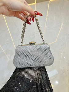 Pochette da sera argento con strass e manico di perle per eventi di lusso
