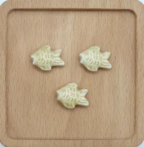 Macro di tre perle di ceramica a forma di pesce con squame per gioielli fai da te