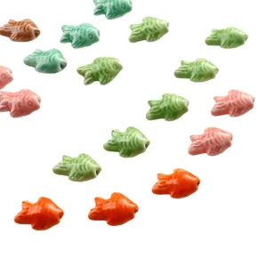 Perline colorate in ceramica a forma di pesce per la creazione di gioielli fai da te