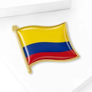 Broche créative drapeau Colombie avec bordure dorée sur un support minimaliste
