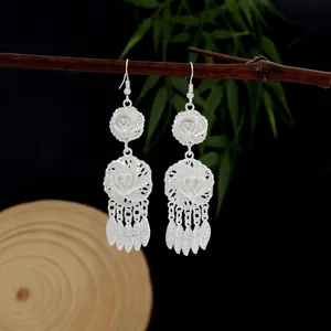 Orecchini lunghi etnici in argento Miao con nappe e filigrana floreale intrecciata
