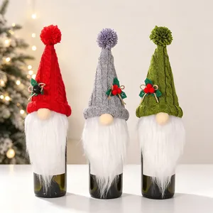 Lot de trois cache-bouteilles de vin de Noël avec chapeaux de gnomes en tricot coloré