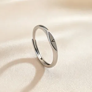 Anillo ajustable minimalista plateado con la letra V mayúscula grabada