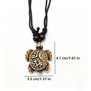 Pendentif tortue en résine style tribal avec gravures de totem sur cordon noir