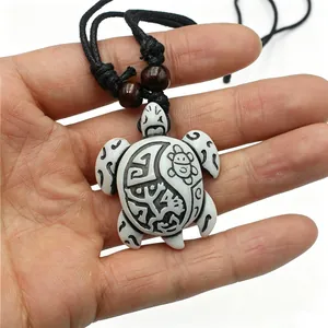 Collier tortue tribale avec pendentif totem en résine et cordon à perles noires