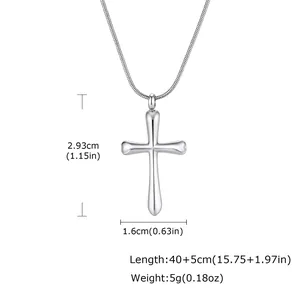 Détails du pendentif croix en acier poli dimensions 2,93 cm x 1,6 cm sur la chaîne