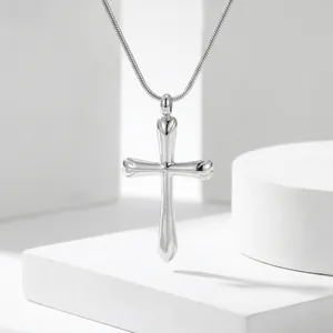 Collier croix en acier inoxydable poli avec pendentif courbé moderne sur une chaîne fine