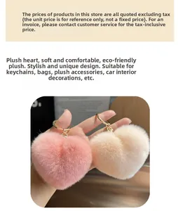 Gros plan de porte-clés en fausse fourrure en forme de cœur rose et beige avec anneau