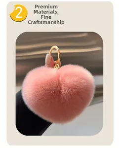 Vue détaillée d'un porte-clés en forme de cœur en fausse fourrure rose et anneau doré