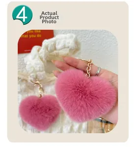 Détail du porte-clés cœur rose en peluche douce avec fermoir doré et chaîne