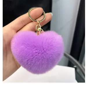 Gros plan d'un porte-clés en peluche violette en forme de cœur avec fermoir doré