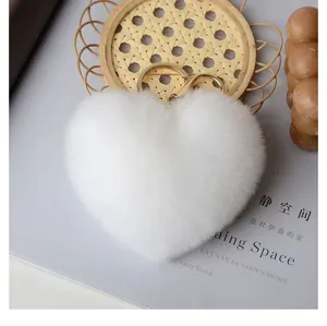 Gros plan sur le porte-clés en peluche cœur blanc doux avec anneau doré et mousqueton