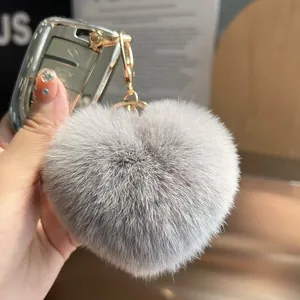Porte-clés en peluche en forme de cœur en fausse fourrure grise avec fermoir doré