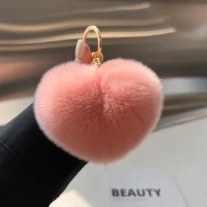 Roze hartvormige sleutelhanger van imitatiekonijnenbont met elegante gouden ring