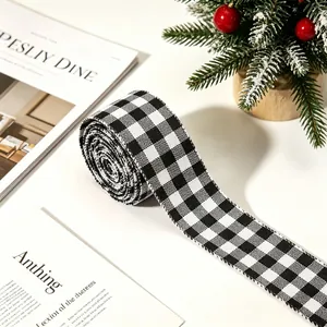 Nahaufnahme von schwarz-weißem Karoband für Weihnachtsgeschenke und Bastelarbeiten