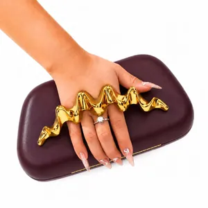 Détail de la pochette de soirée en cuir PU violet foncé avec poignée sculptée dorée