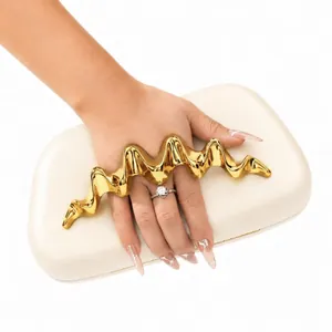 Pochette de soirée crème élégante avec une poignée dorée ondulée unique en métal
