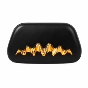 Détail de la pochette en cuir PU noir avec fermeture métallique dorée en forme de vague