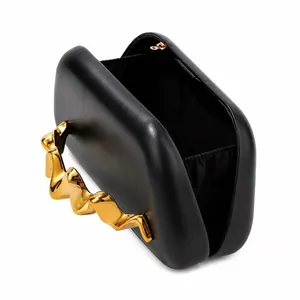 Détail du sac à main en cuir PU noir montrant la poche interne et la poignée dorée