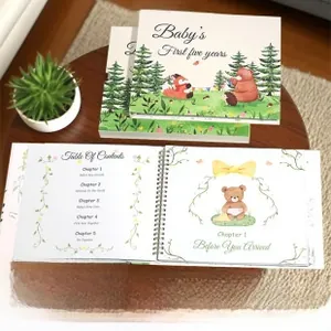 Vista detallada del libro de recuerdos para bebés con encuadernación en espiral y bosque