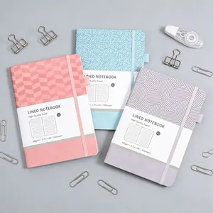 Vista detallada de tres cuadernos A5 macaron con texturas geométricas y banda elástica