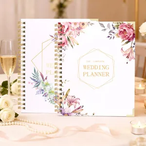 Organizador de bodas A5 floral con espiral en una escena romántica con rosas
