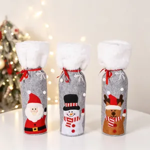 Dettaglio copribottiglie natalizi in feltro con motivi Babbo Natale, pupazzo di neve e renna