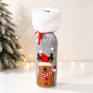 Dettaglio copribottiglia in feltro a renna con collo in peluche e fiocco rosso