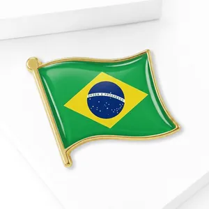 Broche drapeau du Brésil dorée au design ondulé avec devise sur support géométrique blanc