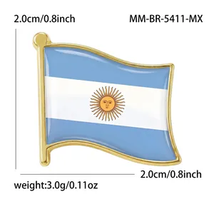Broche drapeau argentin avec bordure dorée et emblème du soleil sur fond blanc