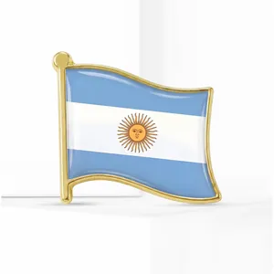 Broche drapeau de l'Argentine en émail avec bordure dorée sur support blanc
