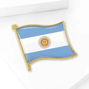 Broche drapeau Argentine en émail avec bordure dorée sur support minimaliste blanc