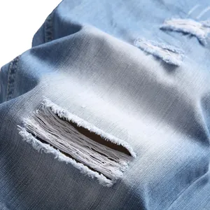 Short en jean bleu clair pour homme avec détails déchirés style streetwear décontracté