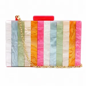 Pochette de soirée chic en acrylique à rayures marbrées et chaîne dorée