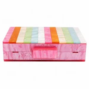 Pochette de soirée en acrylique rayée colorée avec motif marbré rose et chaîne