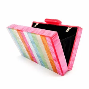 Pochette de soirée en acrylique arc-en-ciel effet marbre avec bandoulière en chaîne