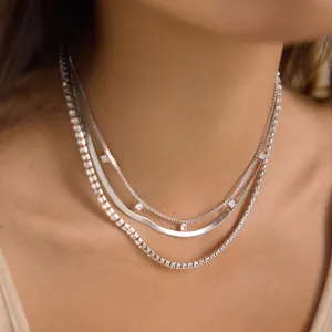 Collier argenté multicouche élégant avec pendentifs en zircon blanc et chaîne plate fluide
