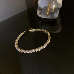 Elegantes vergoldetes Tennisarmband mit einer Reihe funkelnder Zirkonia-Steine