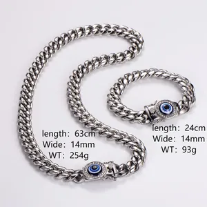 Dettaglio del set collana e bracciale occhio del diavolo in acciaio inossidabile