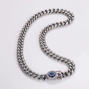 Dettaglio di una collana a catena in acciaio inossidabile con chiusura occhio di Allah