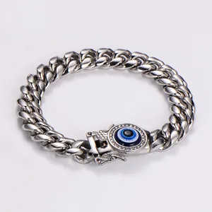 Dettaglio del bracciale a catena in acciaio inox con ciondolo occhio blu.