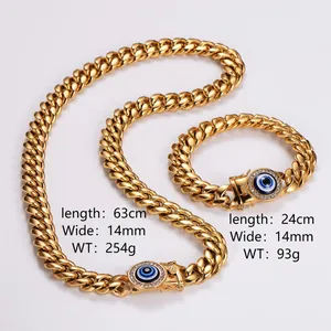 Dettaglio collana e bracciale a catena cubana dorata in acciaio con ciondolo malocchio blu