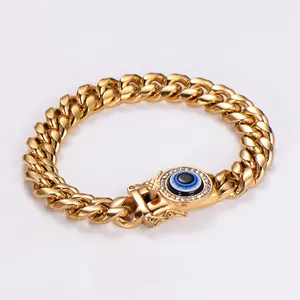 Dettaglio del bracciale a catena cubana in acciaio inossidabile dorato con malocchio blu.