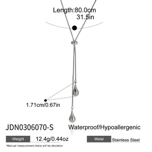 Vue détaillée des pendentifs goutte d'eau dorés 18K sur collier ajustable en Y de 80cm