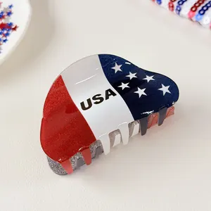 Gros plan d'une pince à cheveux drapeau USA avec paillettes et motif patriotique tricolore
