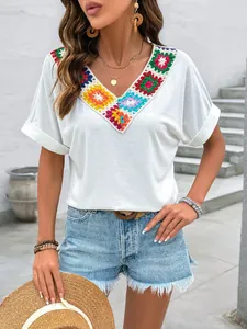 Détail du col en V au crochet coloré sur ce haut d'été blanc au style bohème chic