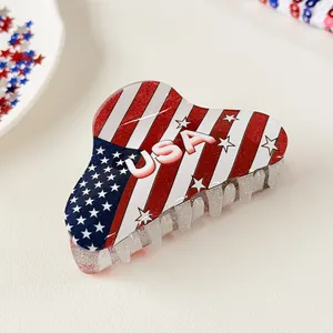 Détail d'une pince à cheveux drapeau USA avec rayures rouges et étoiles bleues