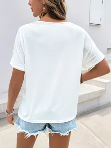 Vue arrière d'un t-shirt blanc classique à manches retroussées avec short en jean