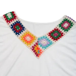 Détail macro du col en V avec un motif de patchwork au crochet coloré fait main